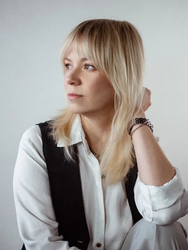 Yulia Kuzmina working as a hair and makeup artist in the Southern Highlands, photograph 10