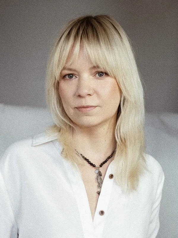 Yulia Kuzmina working as a hair and makeup artist in the Southern Highlands, photograph 04
