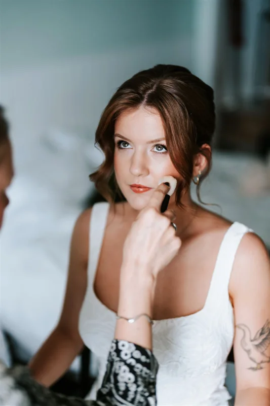Yulia Kuzmina working as a hair and makeup artist in the Southern Highlands, photograph 05