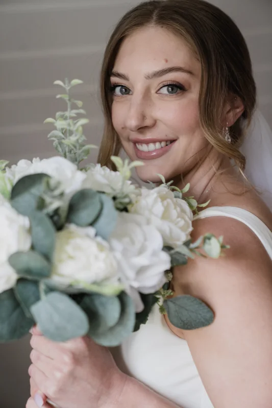 Elegant bride with professional makeup and hairstyling by Yulia Kuzmina