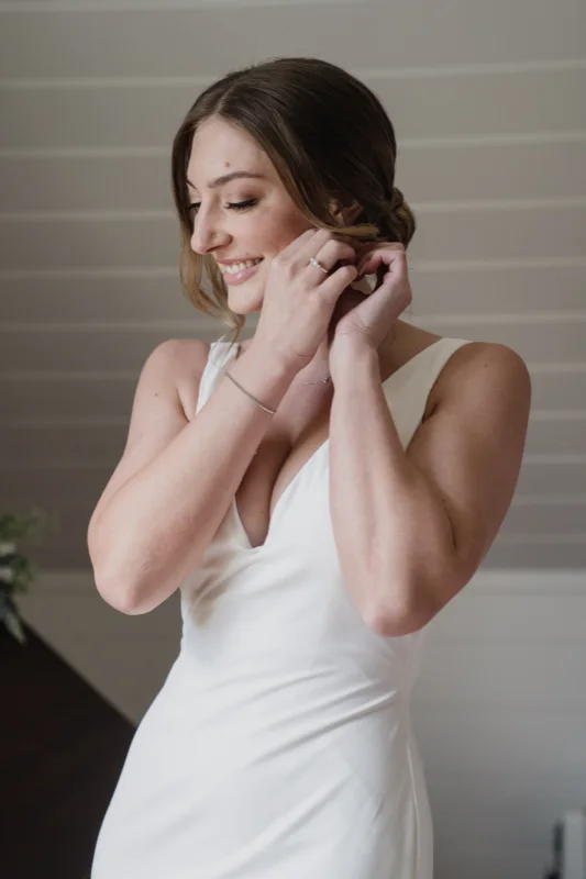 Bride with refined wedding makeup and hairstyling by Yulia Kuzmina
